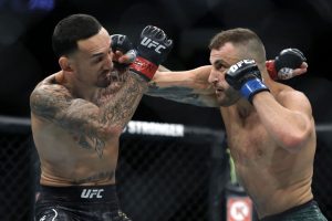 Max Holloway v Alexander Volkanovski (Image via Getty)